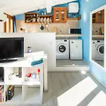 Laura- Cozy Studio
